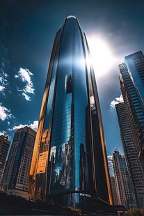 摩天大楼闪耀都市天际线