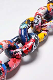 彩色涂鸦链条特写