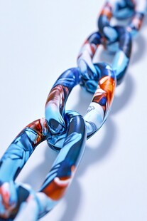 多彩花纹链条特写