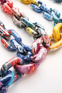 多彩链条饰品 绚丽视觉盛宴