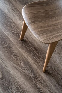 木质地板上的简约木椅