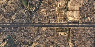 俯瞰城市中的宽阔道路