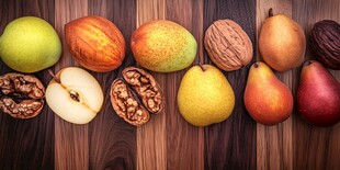 多样水果与坚果的组合陈列