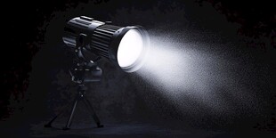 舞台聚光灯闪耀瞬间