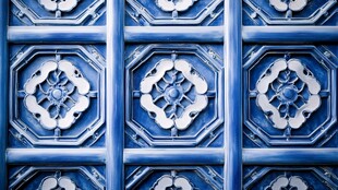 蓝白中式雕花墙面装饰