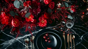 红黑系奢华餐桌花卉布置