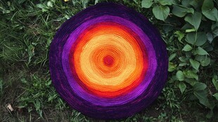 多彩毛线圆盘置于绿草地上