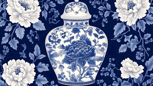 青花瓷瓶与花卉图案背景