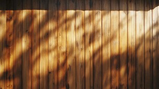 阳光洒在木质墙面上