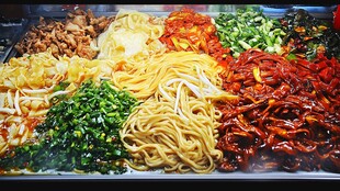 丰富多样的美味凉拌菜拼盘