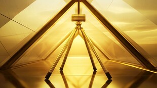 金色三角架的光影魅力