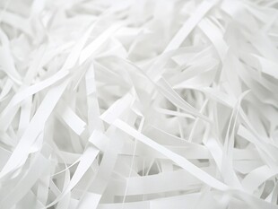 白色碎纸条特写