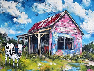 乡村彩屋旁的黑白花奶牛