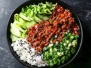 美味杂酱拌饭 食材丰富