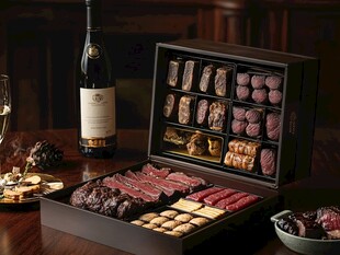 奢华肉类礼盒与美酒相伴