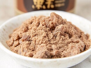 碗中美味的红糖粉末