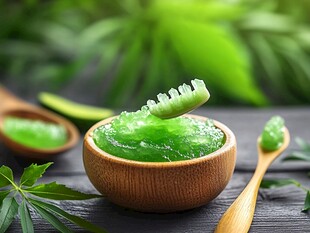 绿色抹茶膏置于木碗中