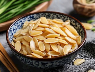 碗中精选杏仁 色泽诱人