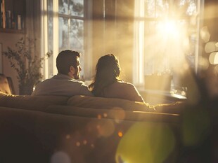 情侣依偎赏窗间暖光