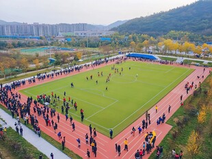 校园足球场热闹场景