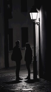小巷灯下的浪漫二人身影
