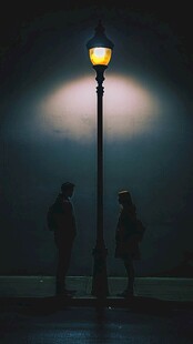 路灯下的两人剪影