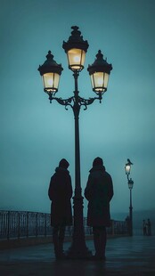 黄昏下路灯旁的两人身影