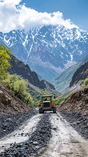 山间土路施工的黄色机械