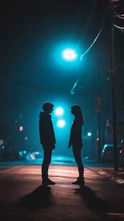 夜路灯下的浪漫情侣身影