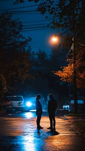 雨夜街头的两人身影