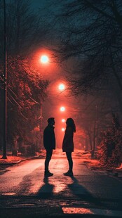 夜色下情侣的浪漫对视
