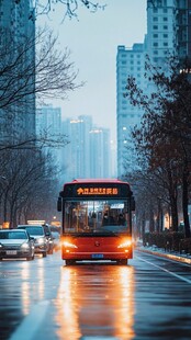 城市清晨公交行驶在湿滑街道