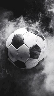 黑白烟雾中的足球魅力