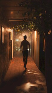 夜晚独行者的静谧小巷