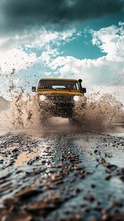 黄色越野车勇闯泥泞之路