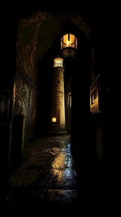 昏暗小巷中的温暖灯光