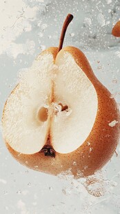 梨入水瞬间的清新画面