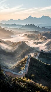 壮丽长城映于云海山峦间