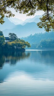 湖畔幽居映青山绿水