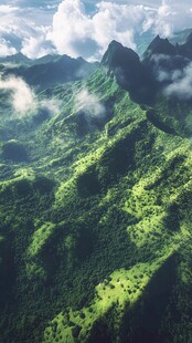 空中俯瞰翠绿连绵的山峦