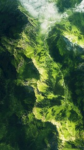 空中俯瞰翠绿山峦美景