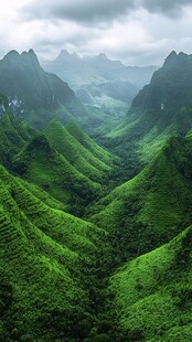 翠绿山峦间的壮阔自然美景