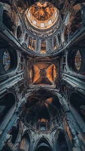 宏伟教堂内部穹顶壮观景象