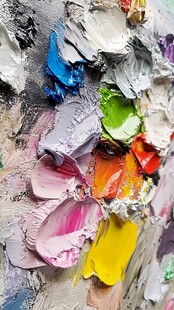 多彩颜料堆叠的艺术画面