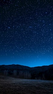 夜空繁星下的静谧山峦