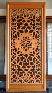 中式雕花木质屏风装饰