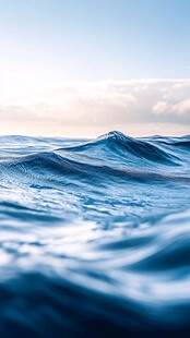 蔚蓝海浪涌动的海洋美景