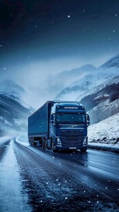 夜雪山路间的蓝色货运卡车