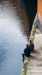 河边两人静坐的静谧瞬间