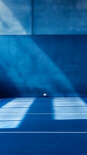 蓝色空间中的孤独小球